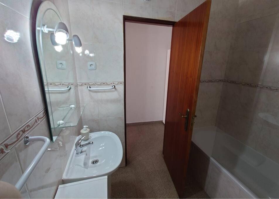 Shower, Toilet, Bathroom, Bath, towels