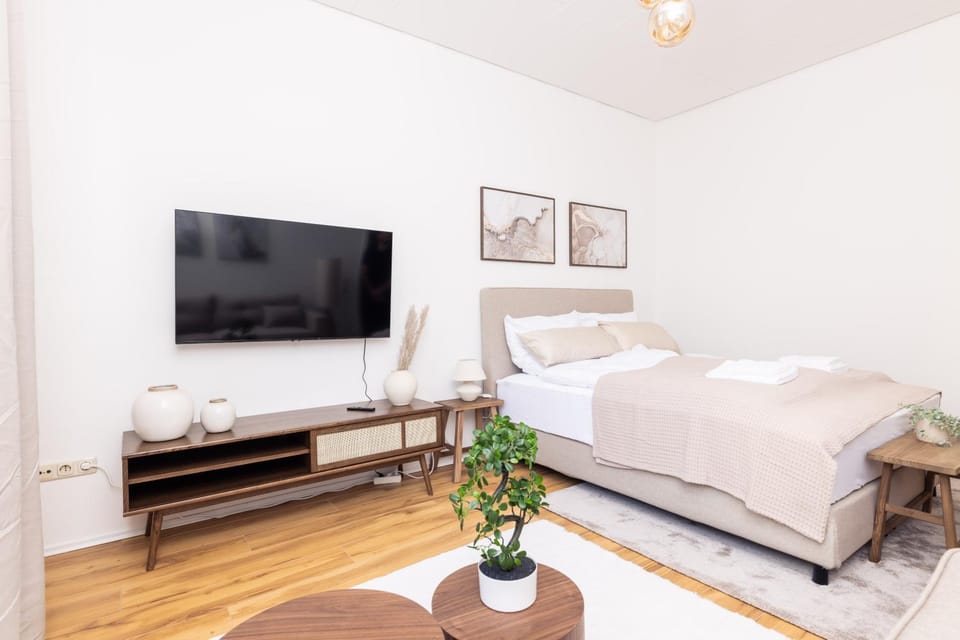 Communal lounge/ TV room, Bed, TV and multimedia, Photo of the whole room, Evening entertainment, Bedroom