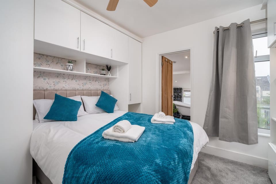 Photo of the whole room, Bedroom, towels, wardrobe