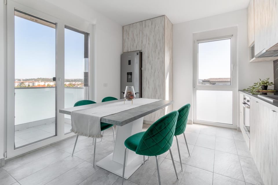 Kitchen or kitchenette, Seating area, Dining area