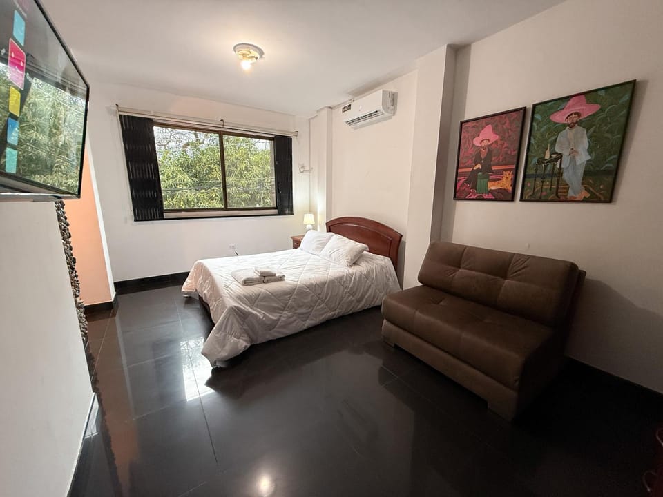 Bed, TV and multimedia, Photo of the whole room, Bedroom, Quiet street view, furniture, towels, air conditioner