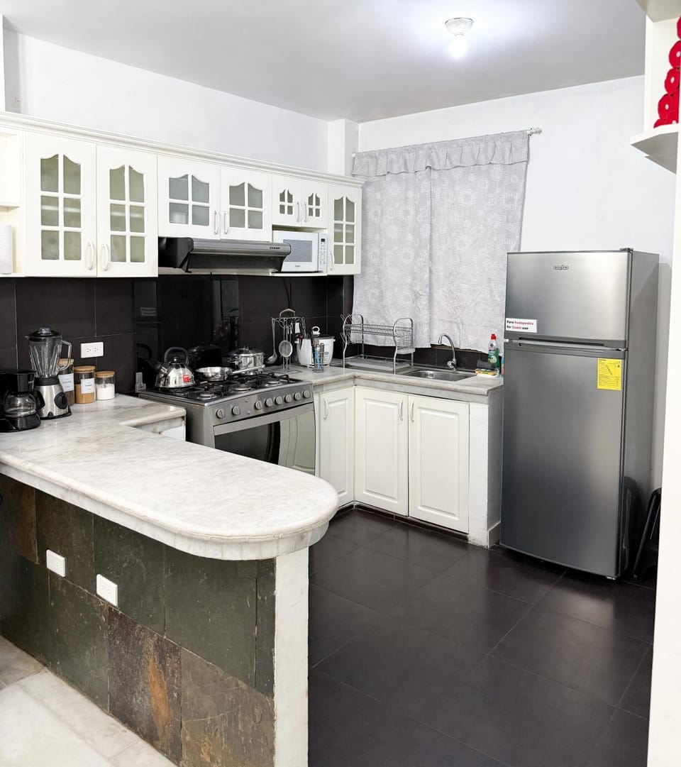 Coffee/tea facilities, Kitchen or kitchenette, oven