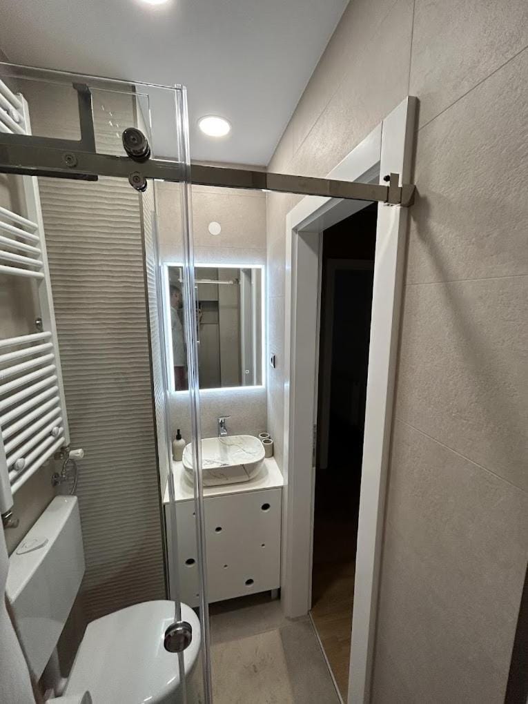 Shower, Toilet, Bathroom
