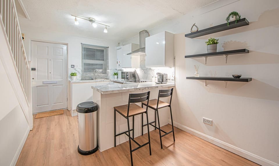 Kitchen or kitchenette, Dining area, minibar, pet friendly, stove, toaster