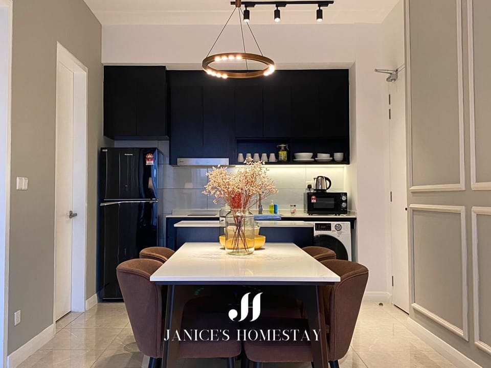 Coffee/tea facilities, Kitchen or kitchenette, Dining area, stove