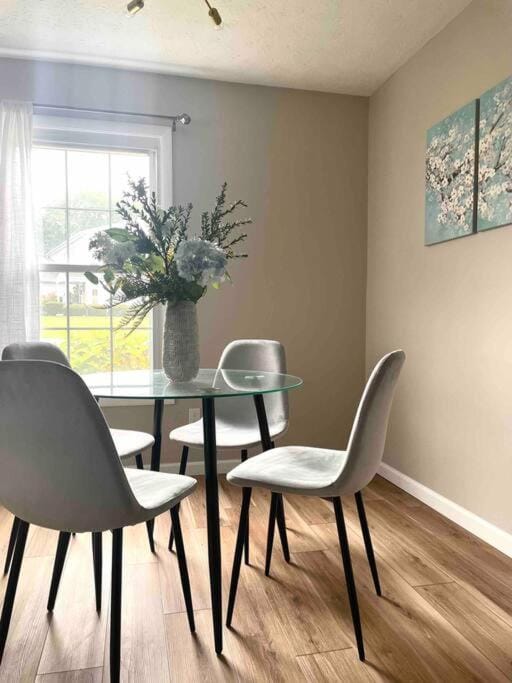New Stylish Condo Monthly Rental Apartment in Ohio