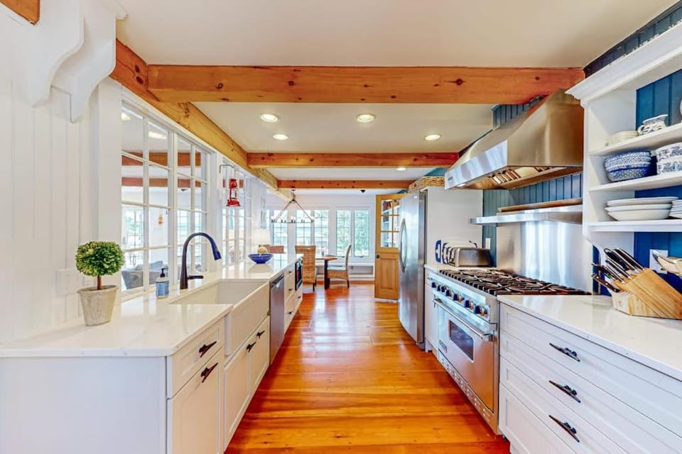 Kitchen or kitchenette, stove, kitchen