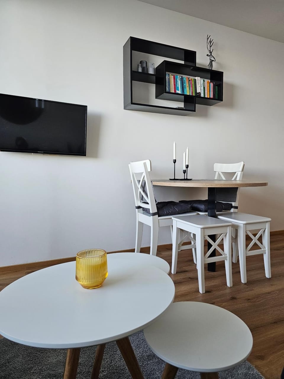TV and multimedia, Seating area, Dining area