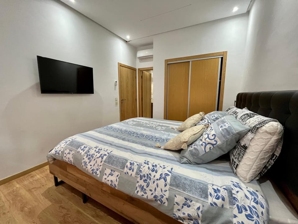 Bed, TV and multimedia, Photo of the whole room, Bedroom