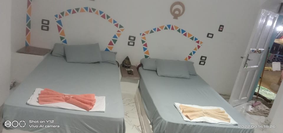 Bedroom, Text overlay, Breakfast, towels