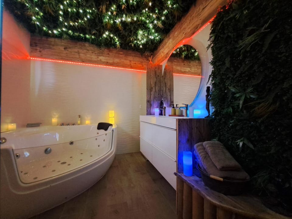 Hot Tub, Bathroom, Spa and wellness centre/facilities