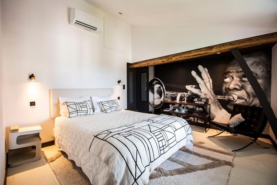 Bed, air conditioner