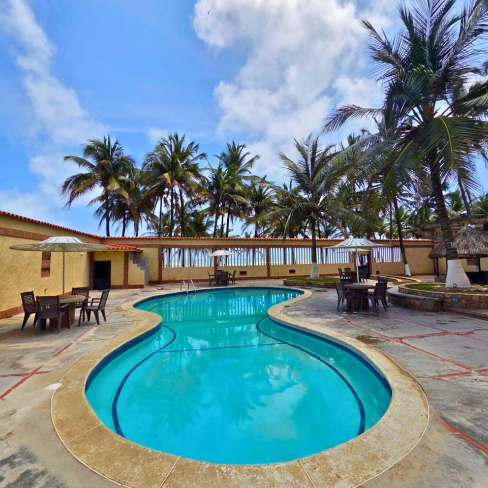 Property building, Swimming pool, sunbed