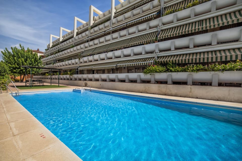 Day, Swimming pool