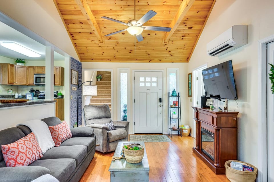 10 Mi to Sugar Mtn: ‘Bluebird Cottage’ in Newland House in Tennessee