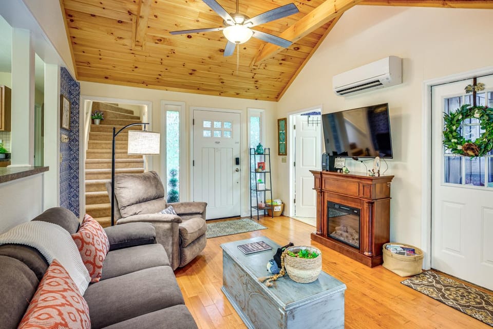 10 Mi to Sugar Mtn: ‘Bluebird Cottage’ in Newland House in Tennessee