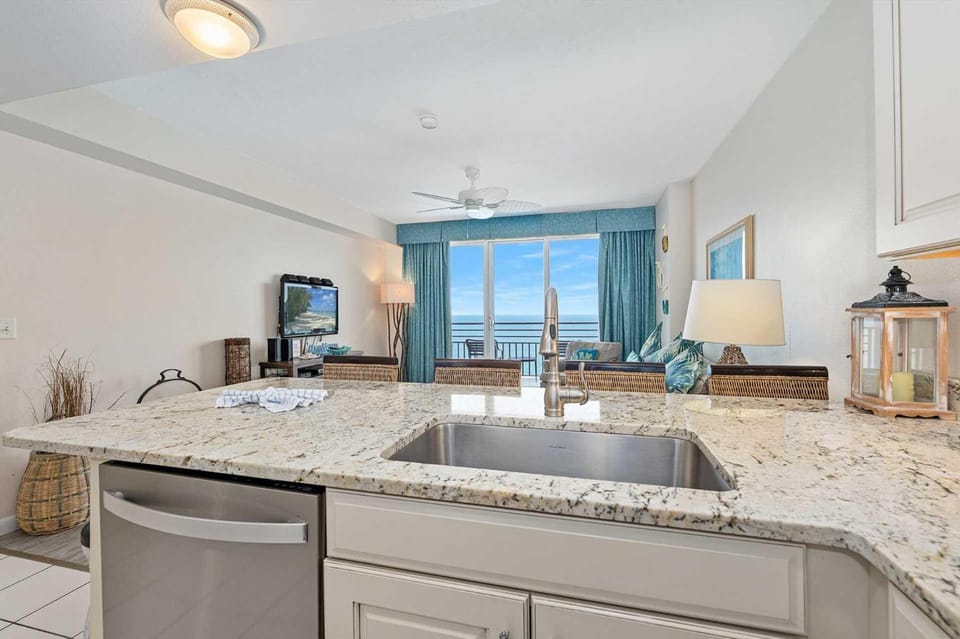 Luxury 18th Floor 1 BR Condo Direct Oceanfront Beach Resort Villa House in Florida
