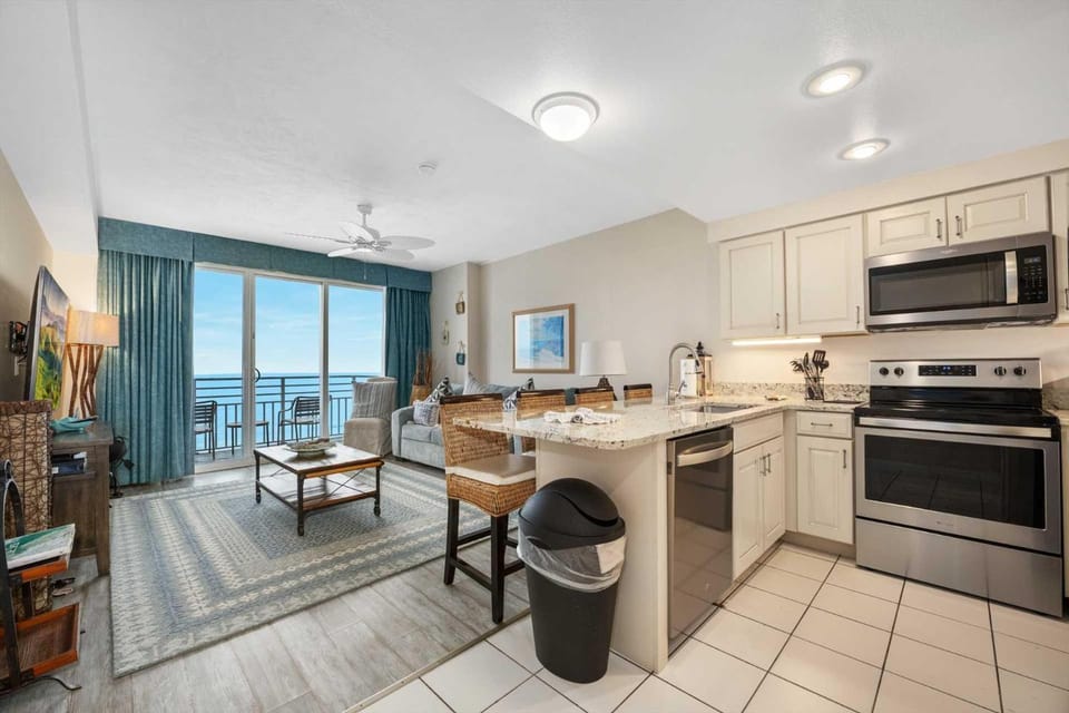 Luxury 18th Floor 1 BR Condo Direct Oceanfront Beach Resort Villa House in Florida