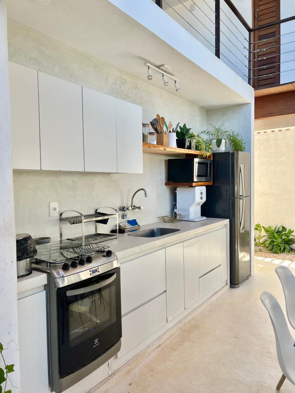 Kitchen or kitchenette, Dining area, stove