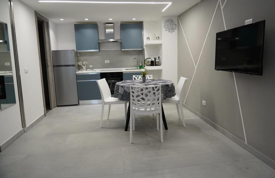 Kitchen or kitchenette, Dining area, stove