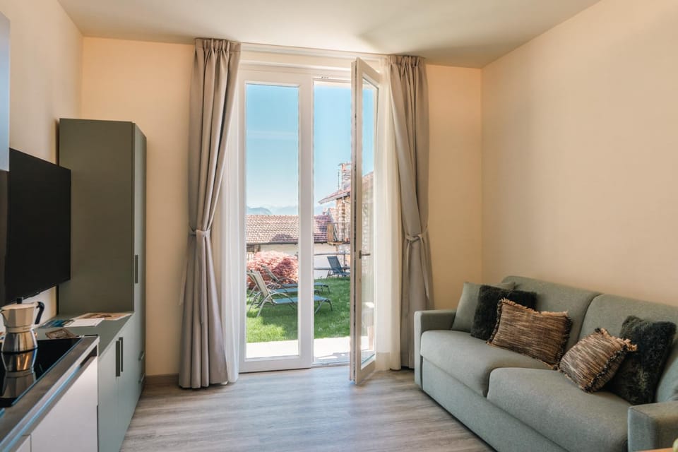 Communal lounge/ TV room, TV and multimedia, Living room, Seating area