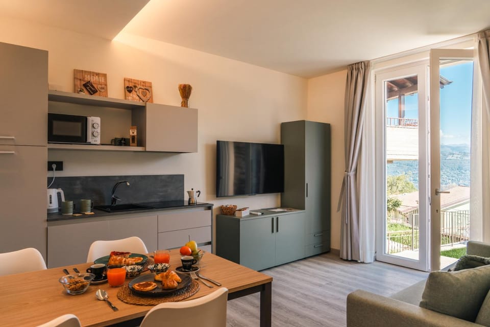 TV and multimedia, Coffee/tea facilities, Kitchen or kitchenette, Living room, Seating area, Dining area