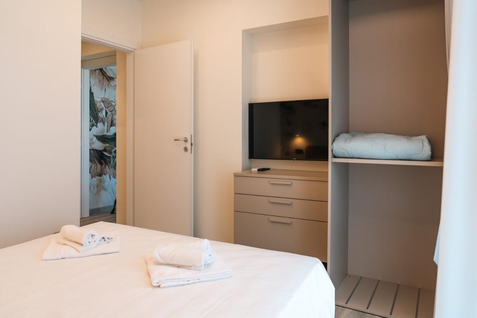 Bed, TV and multimedia, Photo of the whole room, Bedroom, towels, wardrobe