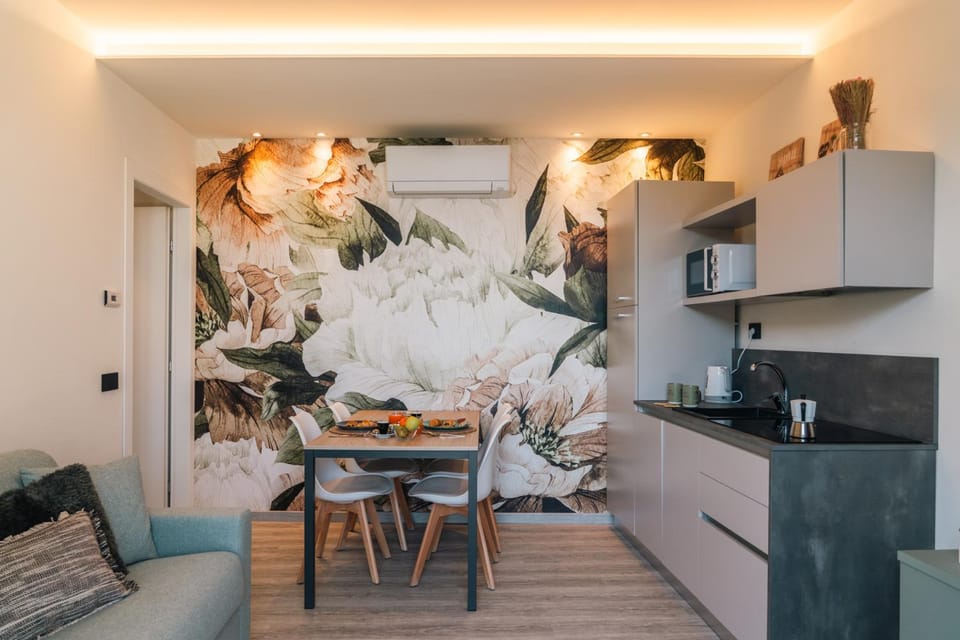 Coffee/tea facilities, Kitchen or kitchenette, Living room, Seating area, Dining area, pet friendly