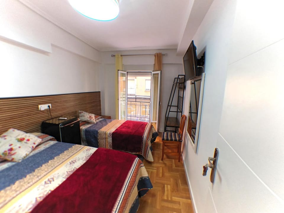 Bed, TV and multimedia, Photo of the whole room, Bedroom