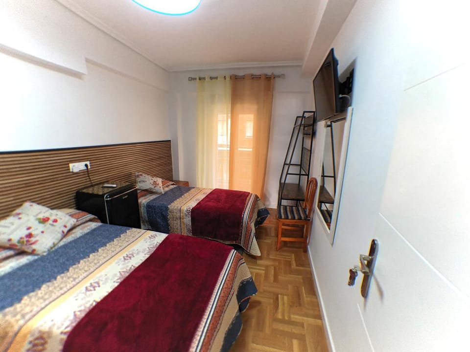 Bed, TV and multimedia, Photo of the whole room, Bedroom