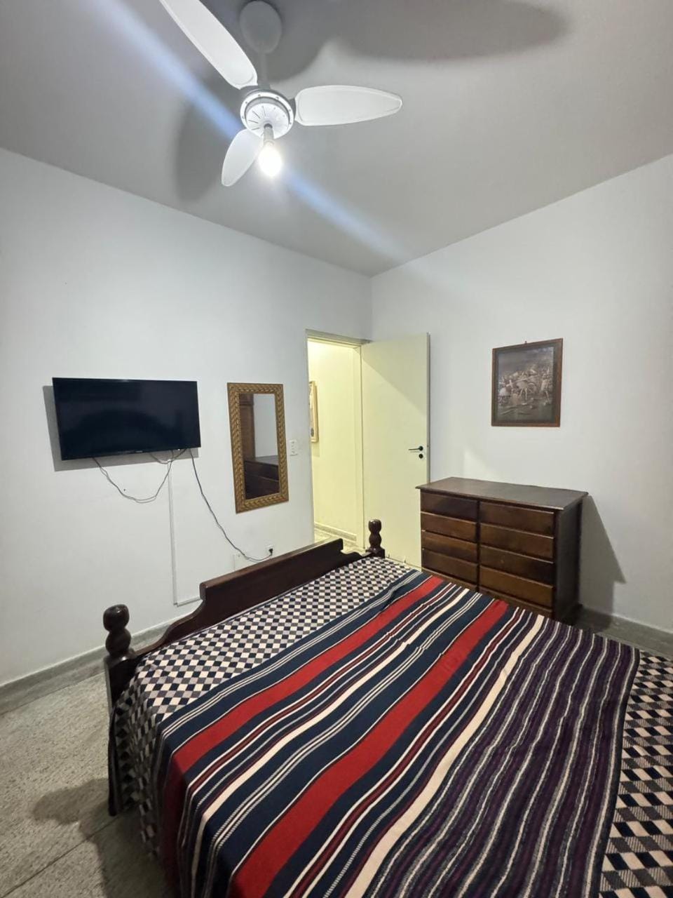 Bed, TV and multimedia, Bedroom