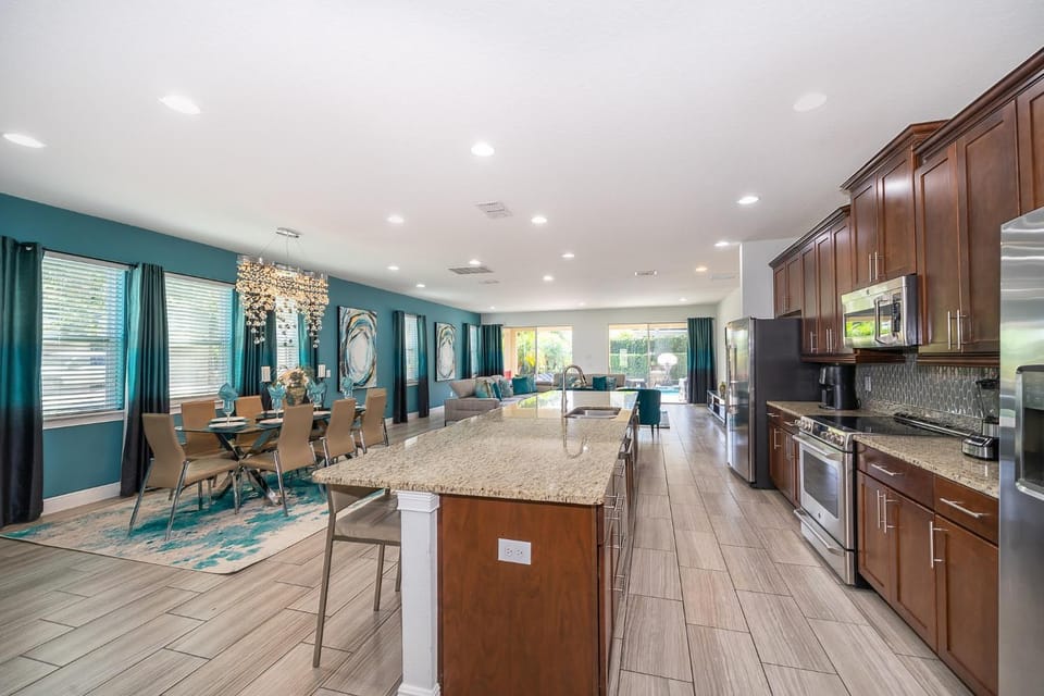 Kitchen or kitchenette, Dining area, dishwasher, minibar, oven, kitchen