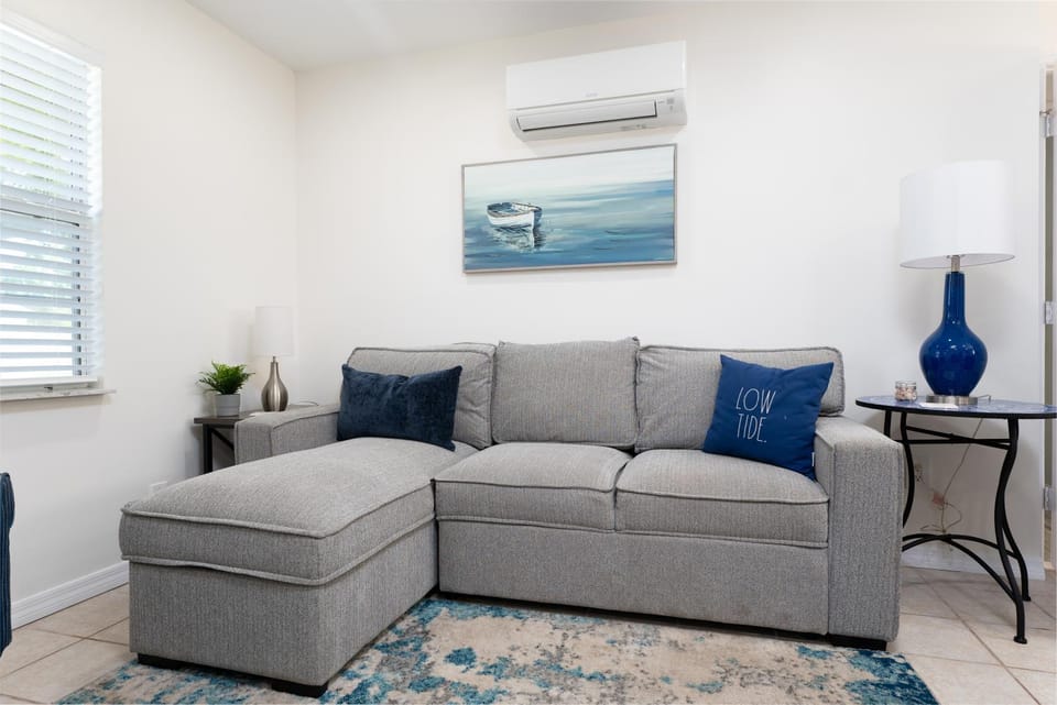Cozy and Comfortable One Bedroom Efficiency! 5 Blocks to the Beach! Apartment in Jacksonville Beach