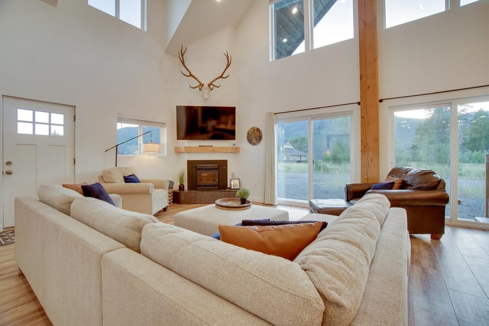 Modern Donnelly Cabin w/ Private Hot Tub Cabin in Valley County