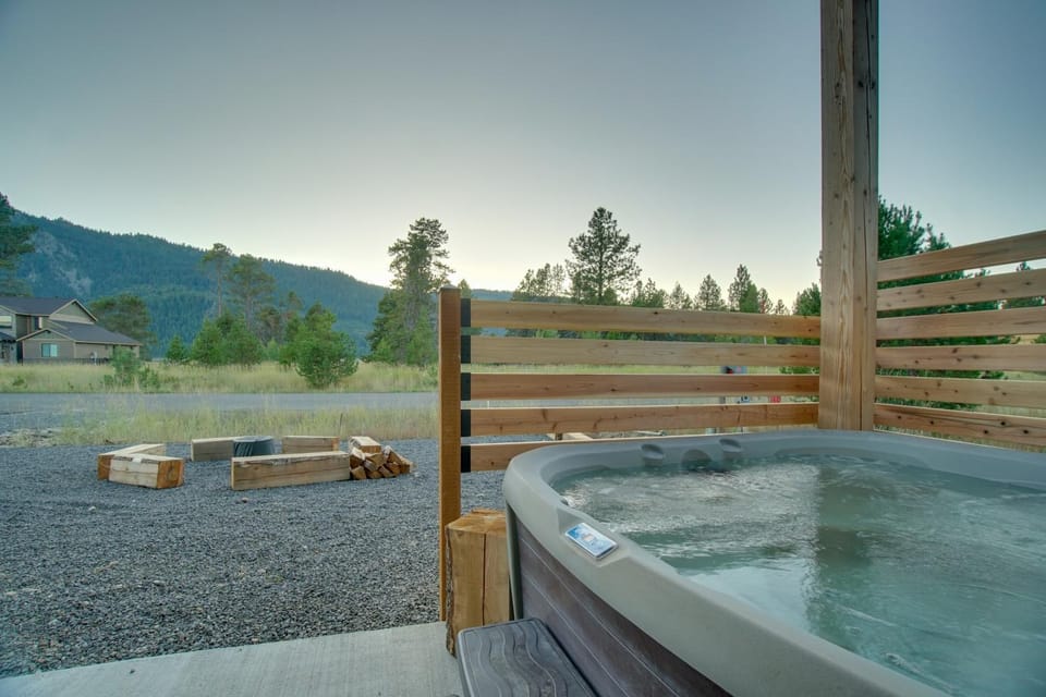 Modern Donnelly Cabin w/ Private Hot Tub Cabin in Valley County