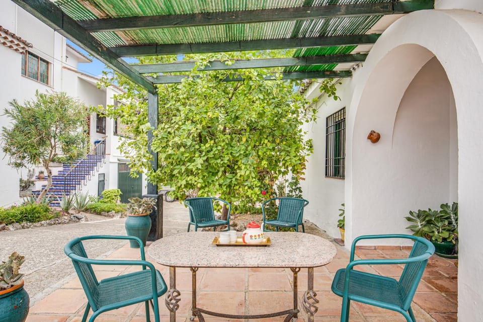 Property building, Patio, Spring, Garden, View (from property/room), Balcony/Terrace, Dining area, Garden view