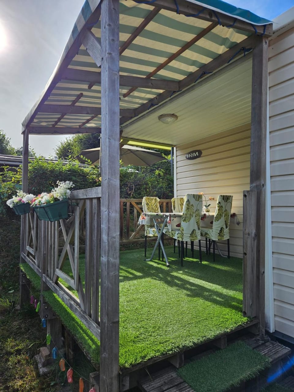 Patio, Day, Dining area