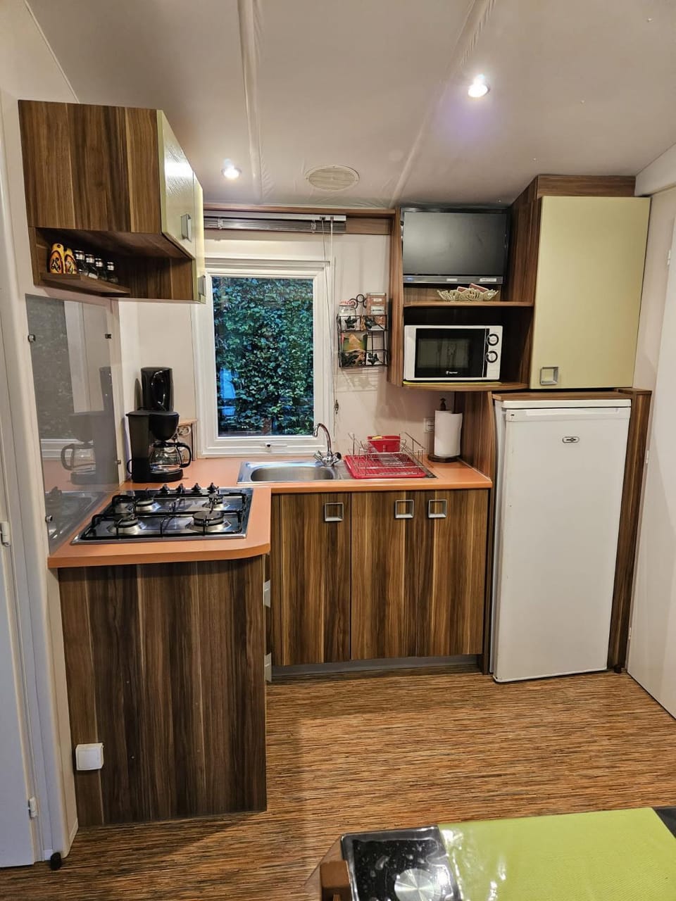 Kitchen or kitchenette, minibar