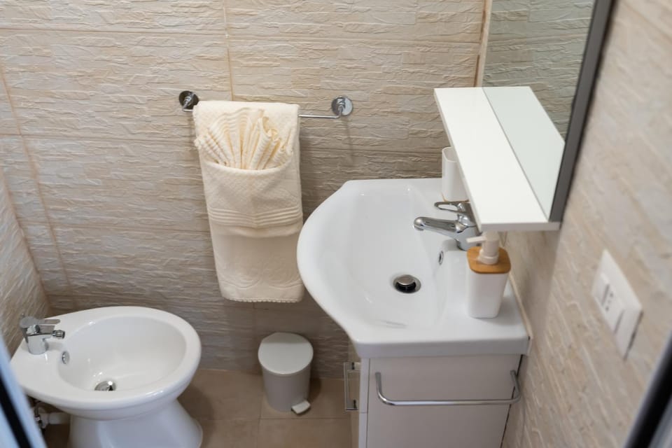 Shower, Toilet, Bathroom, towels