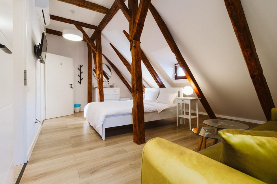 Bed, Photo of the whole room, Seating area, Bedroom
