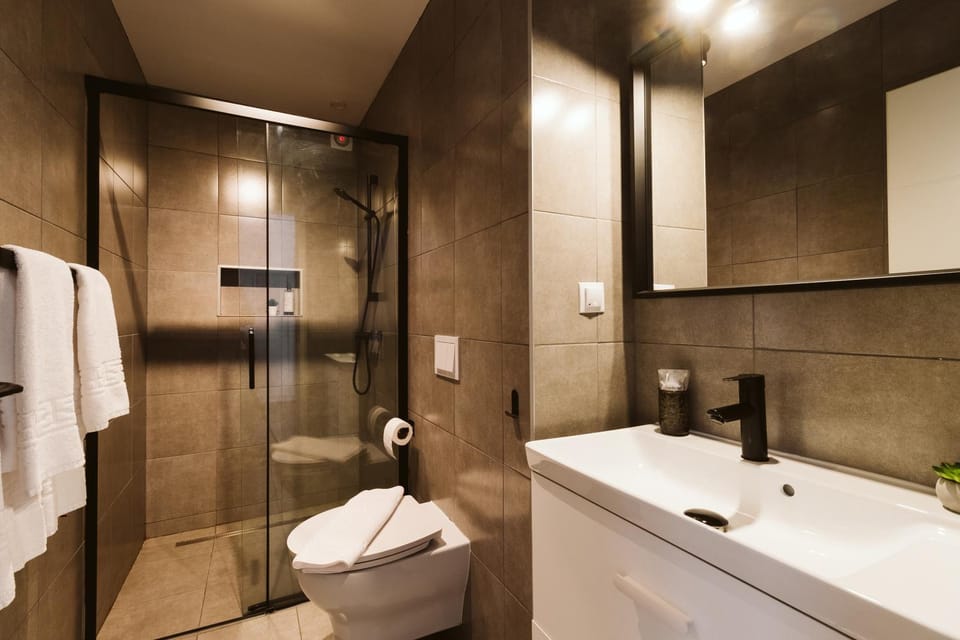 Shower, Toilet, Bathroom, towels