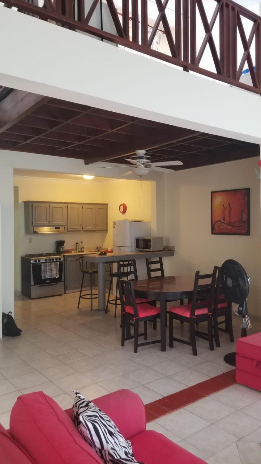 Kitchen or kitchenette, Dining area, minibar, pet friendly