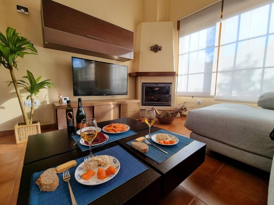 TV and multimedia, Living room, Seating area, Dining area