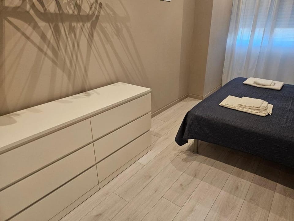 Bed, Bedroom, towels