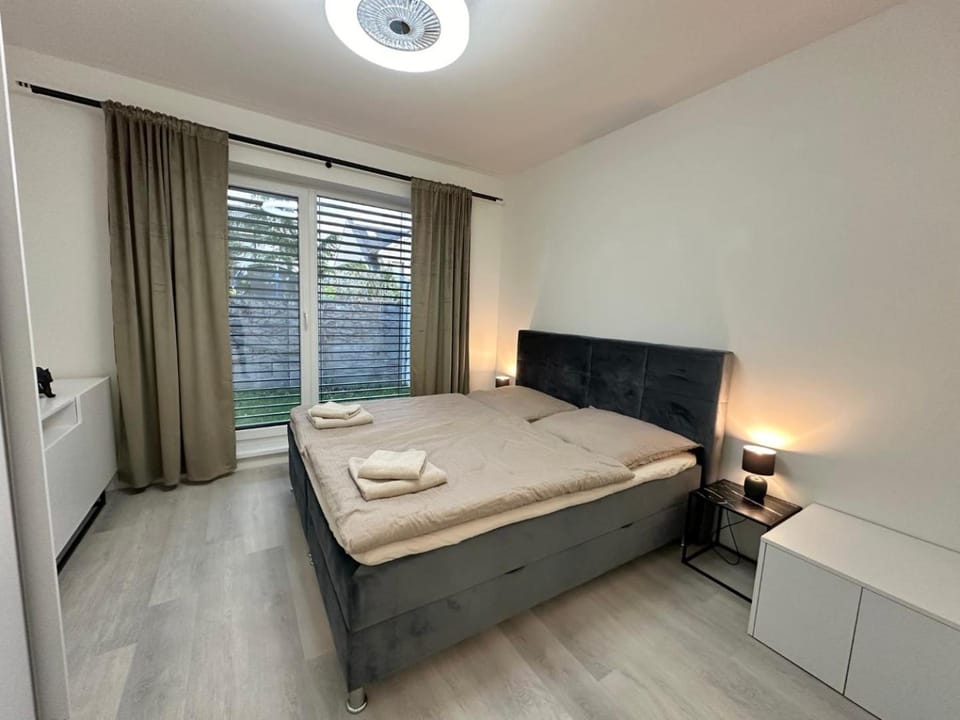 Photo of the whole room, Bedroom, towels