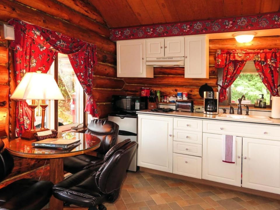 Kitchen or kitchenette, Seating area