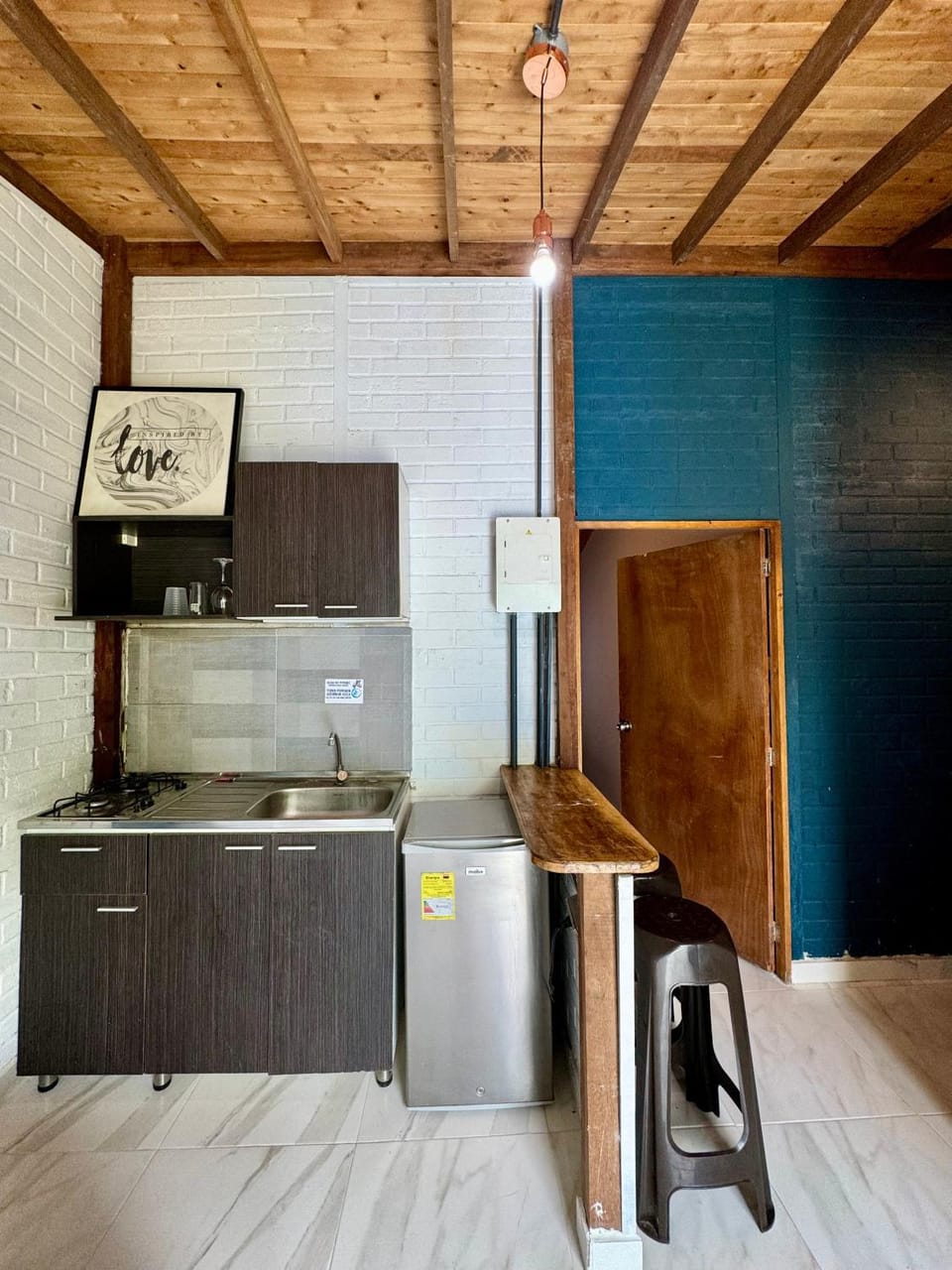 Kitchen or kitchenette, minibar