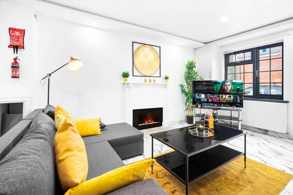 TV and multimedia, Living room, Seating area, flat iron