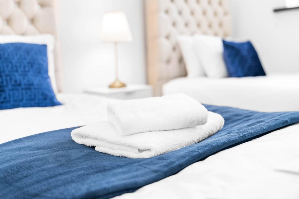 Bed, Bedroom, towels