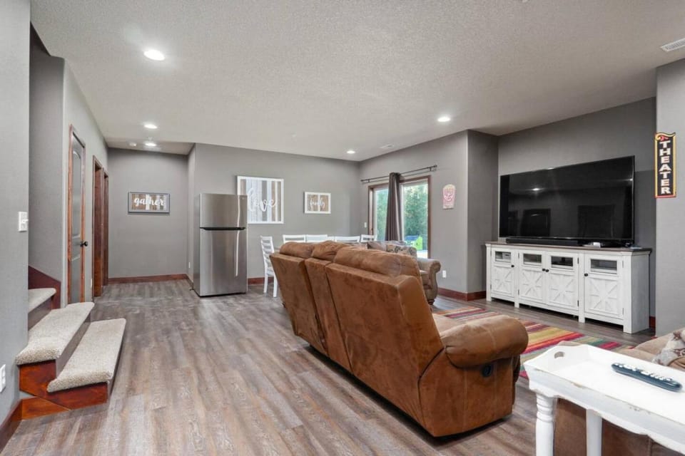 RECONNECT the LINE with Friends & Family - 7 KINGS House in Ridgedale